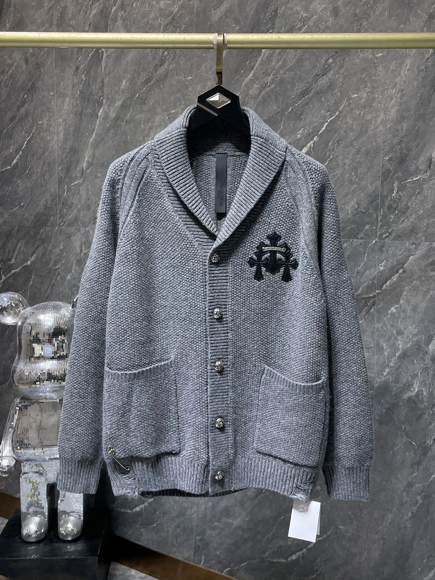 P296 Chrome Hearts sweater series Banana collar wool and leather silver button cardigan Single-breasted placket design All made of leather webbing Customized Chrome Hearts hardware buttons ➕ Leather logo embroidery on the chest Selected high-quality wool and 100% pure cotton knitted fabrics Not the ordinary version on the market! ! Recommended colors: black, white, gray Size: S, M, L, XL